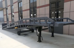 青島地區(qū)登車橋設(shè)備應(yīng)用全解析：選型、優(yōu)勢(shì)與常見(jiàn)問(wèn)題